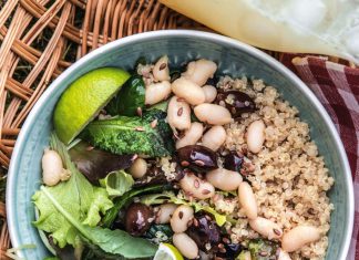 Quinoa con fagioli cannellini, insalatina, olive e semi di lino