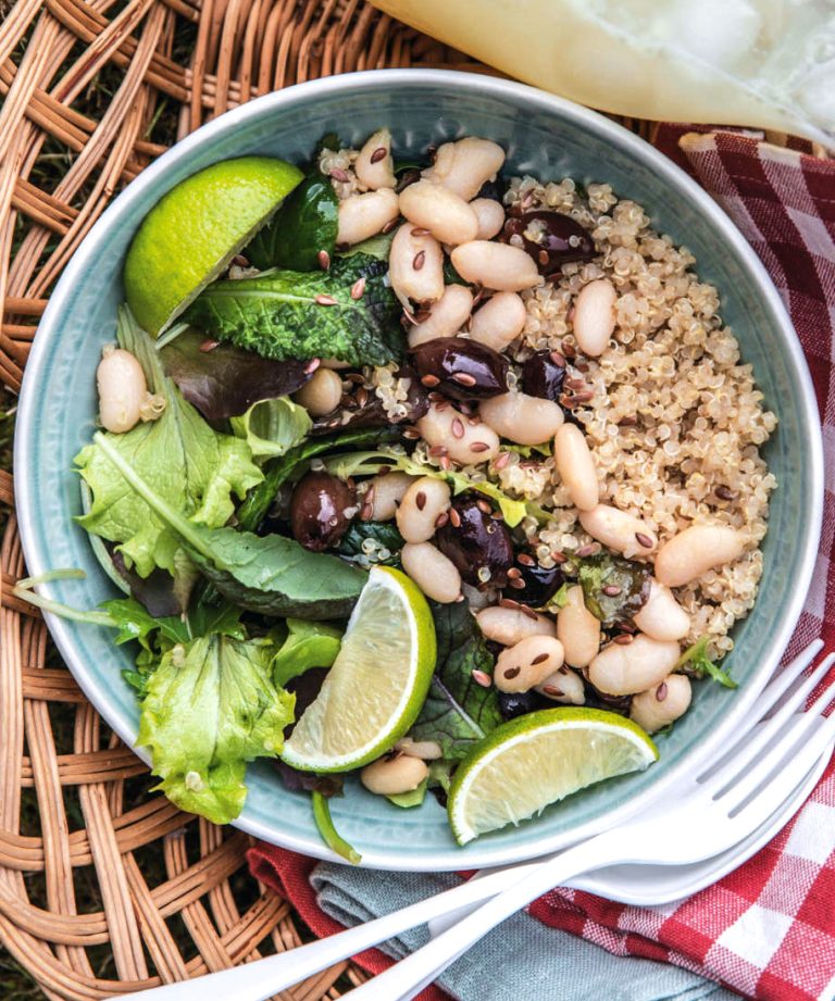 Quinoa con fagioli cannellini, insalatina, olive e semi di lino