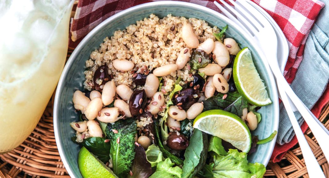 Quinoa con fagioli cannellini, insalatina, olive e semi di lino