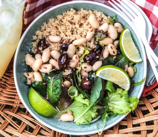 Quinoa con fagioli cannellini, insalatina, olive e semi di lino