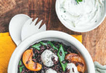 Riso venere con pesche grigliate, taccole e mozzarelline