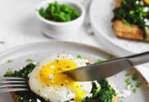 Biete e ovetto su fetta di pane tostato