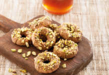 Ciambelline croccanti con farina di castagne, cioccolato e frutta secca