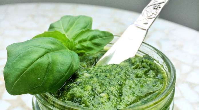 Pesto al basilico, la sequenza perfetta per il miglior condimento