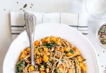 Spaghetti integrali alla zucca con spinaci, nocciole e semi