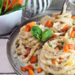 Spaghetti vegan in crema di cavolfiore e carotine