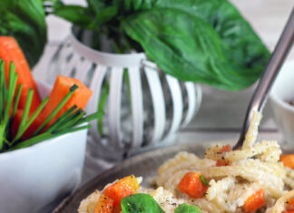 Spaghetti vegan in crema di cavolfiore e carotine