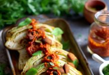 Fette di cappuccio grigliate con salsa di pomodori secchi