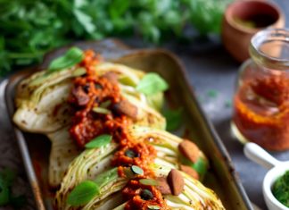 Fette di cappuccio grigliate con salsa di pomodori secchi