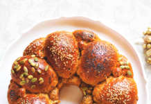 Ghirlanda di pane con pesto di robiola e pomodori secchi