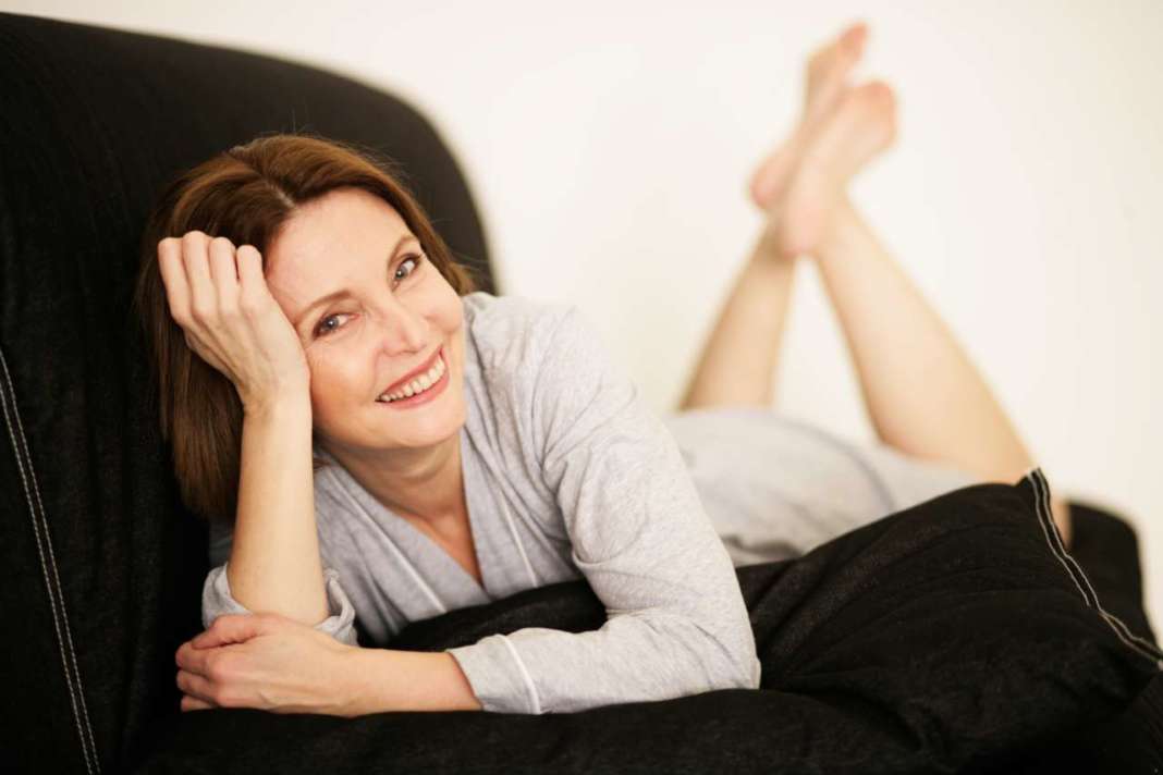 ältere Frau entspannt auf der Couch