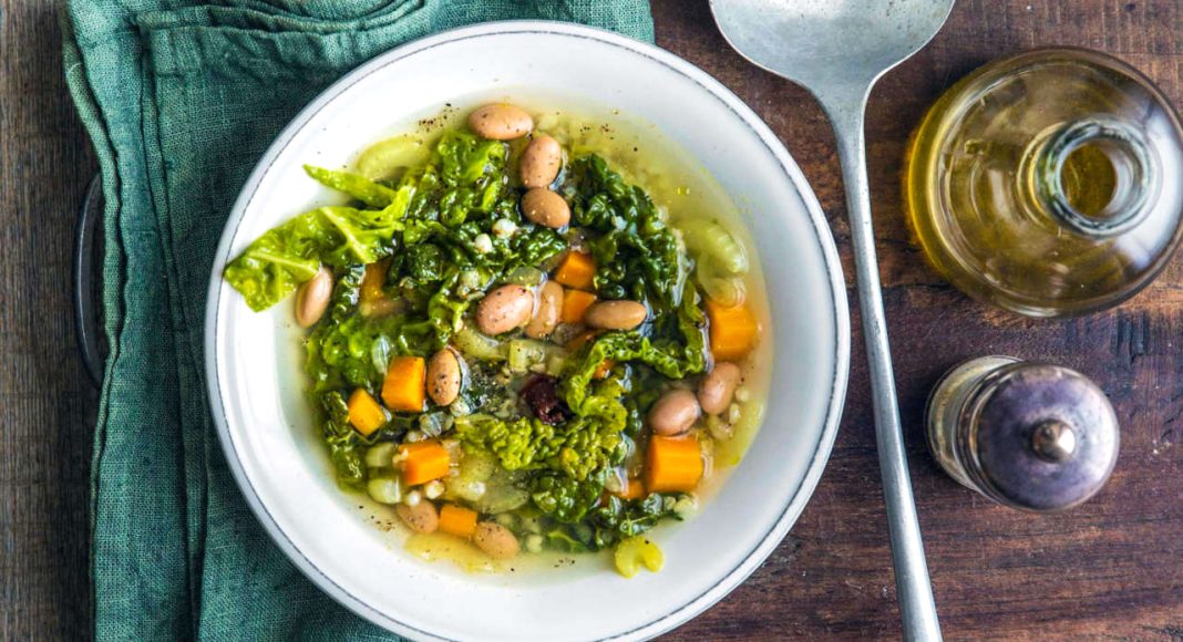 Minestra autunnale di grano saraceno, verza e fagioli
