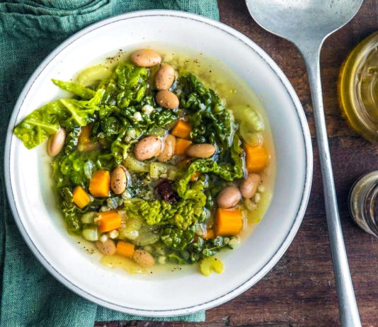 Minestra autunnale di grano saraceno, verza e fagioli
