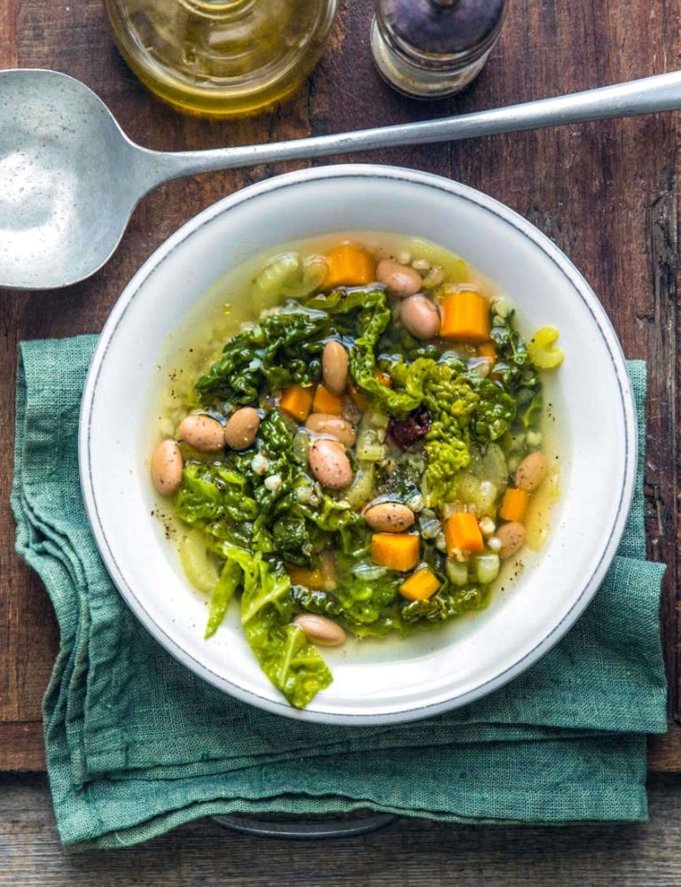 Minestra autunnale di grano saraceno, verza e fagioli