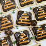 Crackers al cioccolato con alberelli di bretzel
