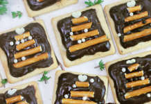 Crackers al cioccolato con alberelli di bretzel