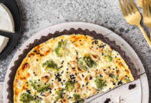 Torta salata con pasta di riso venere, broccoli e primo sale