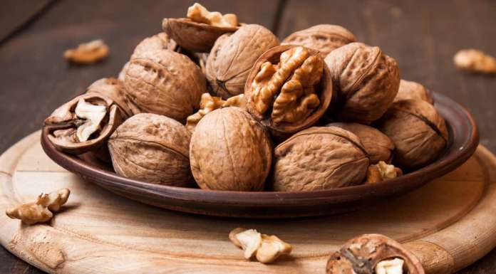 Di come le noci portano a risplender la pelle