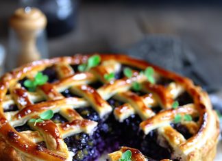 Torta salata con cavolo cappuccio viola