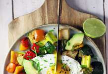 Ovetto su ratatuille con avocado