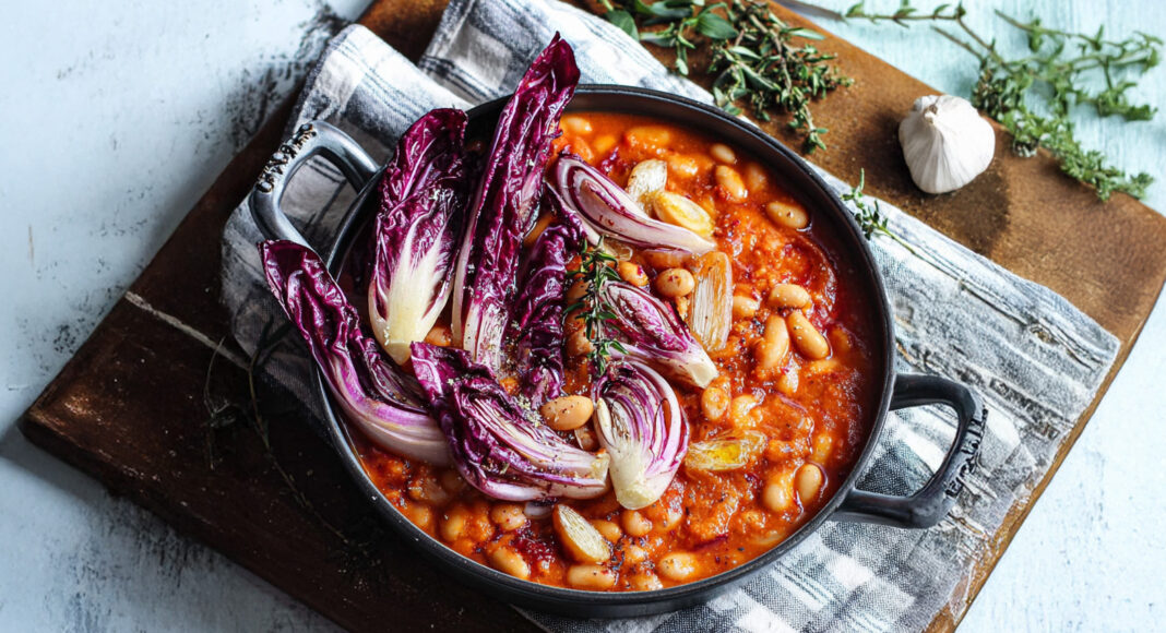Cacciucco vegano di fagioli con radicchio