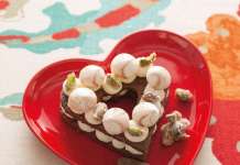 Torta a cuore con crema alla ricotta e meringhe