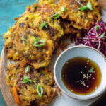 Frittelle di fagioli, germogli e radicchio rosso