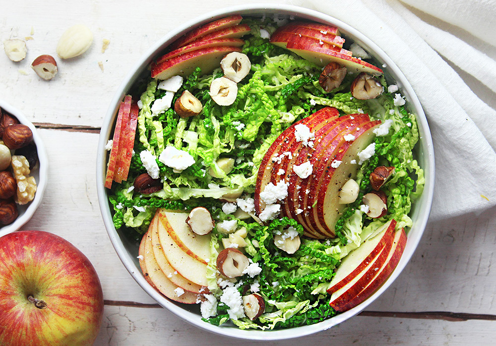 Insalata di verza, mela, feta e nocciole