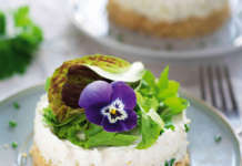 Tortini di crema alle mandorle e carciofi al radicchio verde