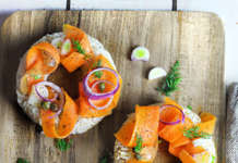 Bagel di riso con carote e yogurt