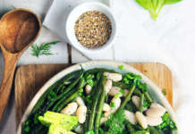 Fagioli e fagiolini al pesto, con avocado e uova