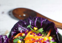 Insalata cappuccio, carote, rucola e mais