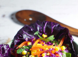 Insalata cappuccio, carote, rucola e mais