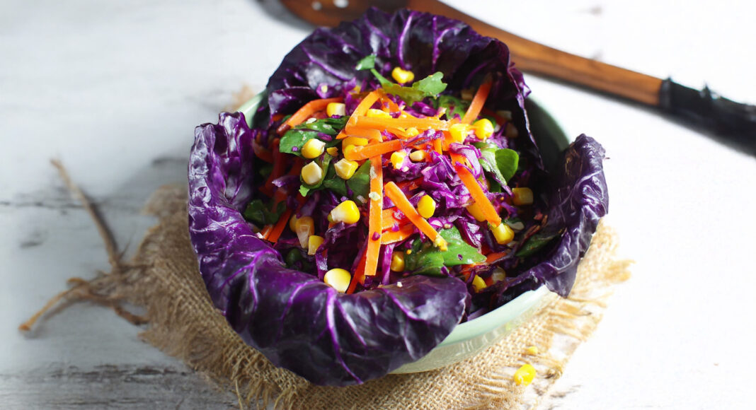 Insalata cappuccio, carote, rucola e mais