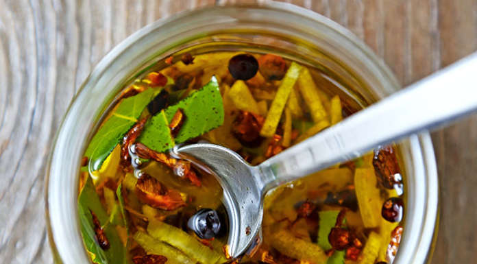 Olio aromatico fai da te, il segreto per limitare il sale e profumare i cibi