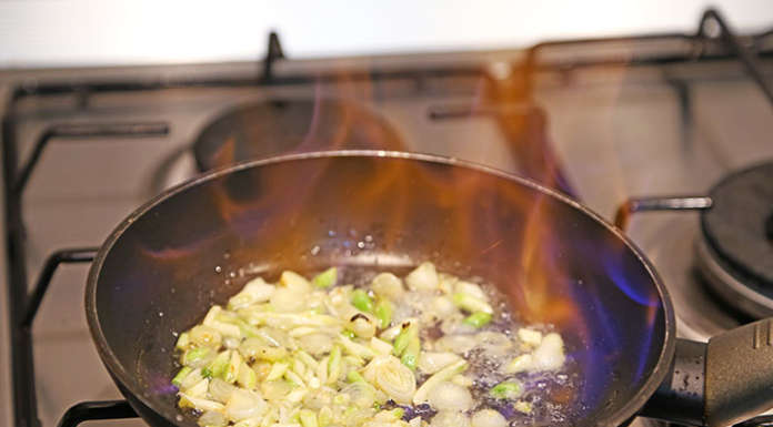 L’alcol aumenta il rischio di contagio da coranavirus, ma anche quello che usiamo in cucina?