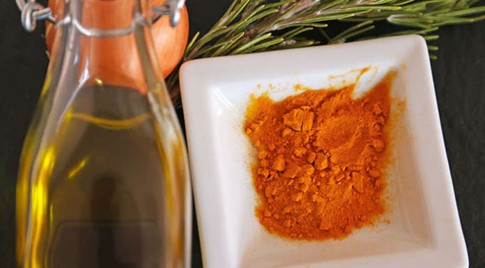 Olio alla curcuma, aiutiamo l’organismo anche con i condimenti