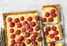 Crostata integrale con crema pasticcera, lamponi e pistacchio