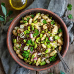 Insalata di legumi e cipollotti