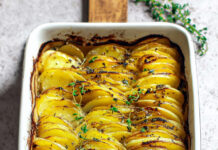 Teglia di chips di patate al forno