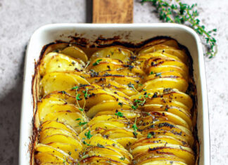 Teglia di chips di patate al forno
