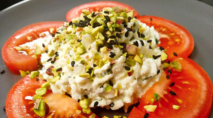 Basilico e pomodori con ospite la ricotta