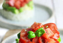 Torretta di riso con avocado e pomodoro