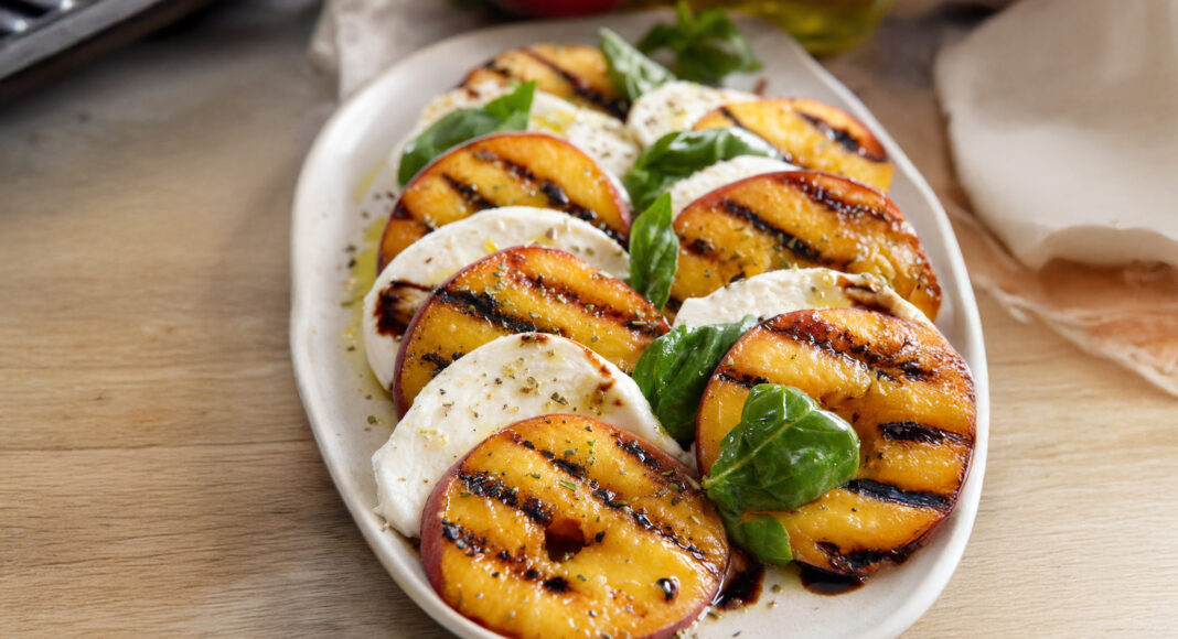 Caprese estiva con le pesche
