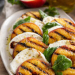 Caprese estiva con le pesche