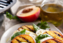 Caprese estiva con le pesche