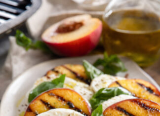 Caprese estiva con le pesche