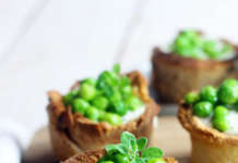 Cestini di pane con piselli