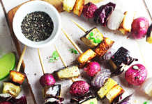 Spiedini di verdure viola estive