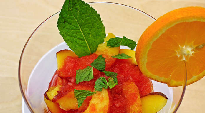 Un gustoso e semplice aperitivo con pesche e anguria